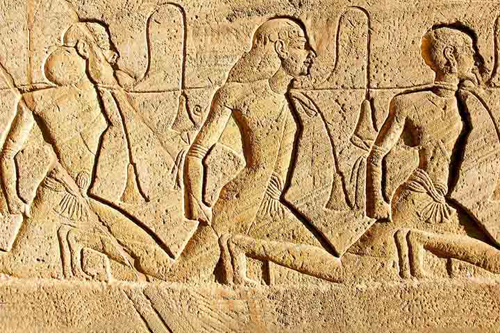 O bloco de calcário tem cerca de 3,8 metros de altura e retrata Ramsés sentado portando uma coroa dupla e um adorno de cabeça com uma cobra real, disse Bassem Jihad, chefe da equipe egípcia da missão.