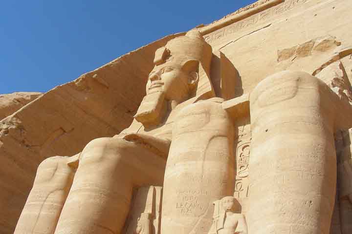 Combinada com a parte inferior, encontrada décadas atrás, a estátua atinge sete metros de altura.