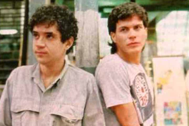 Entre 1978 e 1981, Renato Russo iniciou sua carreira musical com a banda de punk rock Aborto Elétrico. Na formação, ele foi vocalista e baixista ao lado de Fê Lemos, na bateria, e André Pretorius, na guitarra. 
