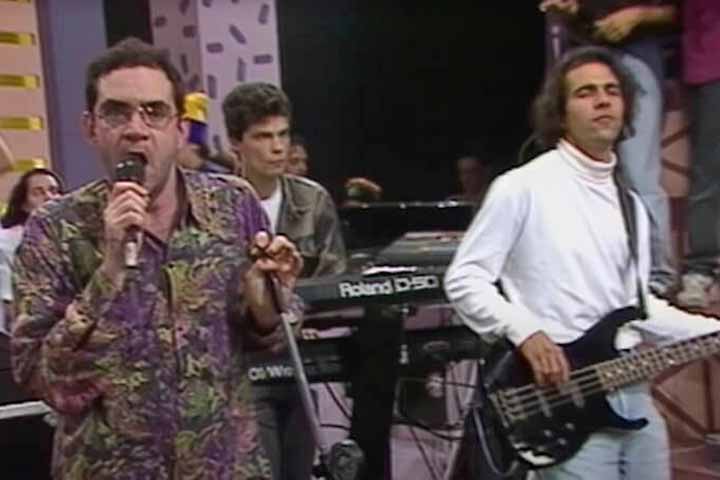 O disco de 1985, o primeiro da banda e lançado pela EMI, tem faixas que se tornaram clássicos do repertório da Legião Urbana como “Será” e “Geração Coca-Cola”. 


