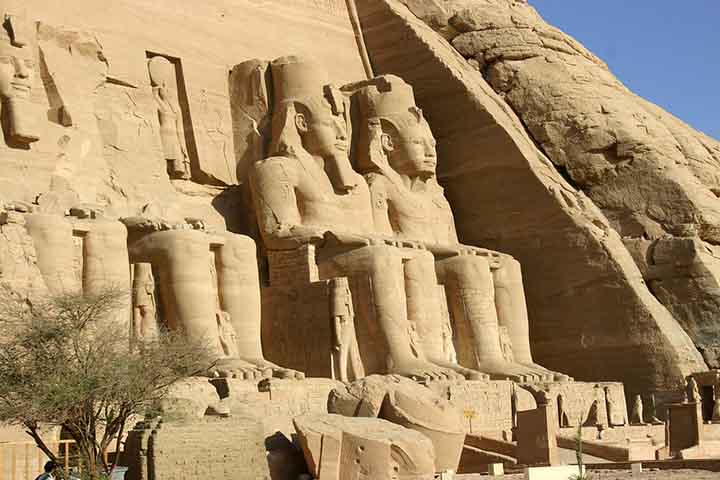 "Essa não é apenas uma oportunidade maravilhosa de ter mais uma enorme estátua do famoso rei, mas também de contribuir para o entendimento geral e preencher lacunas em nossos dados sobre o vasto registro de estátuas de Ramsés II", disse Salima Ikram, professora de egiptologia na Universidade Americana do Cairo, ao jornal The National.