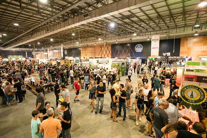 Dessa forma, é uma verdadeira imersão no universo da cerveja artesanal brasileira. Mais de 30 mil pessoas passam pelo festival, embaladas por muita música e as melhores cervejas artesanais do Brasil.