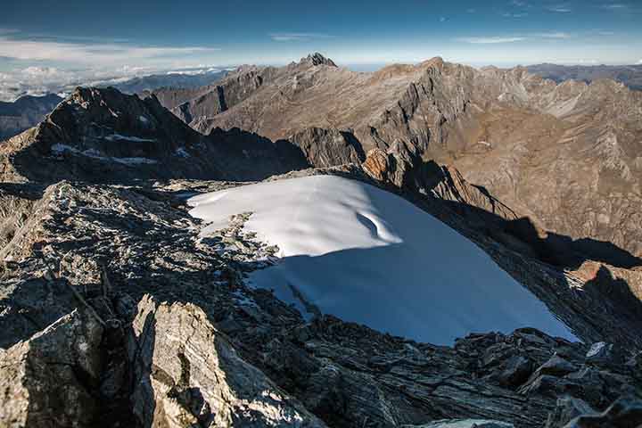 Ecologistas e acadêmicos fizeram um abaixo-assinado para evitar a colocação da capa no glaciar. A cobertura pode atrapalhar os estudos de colonização da vegetação e apresenta riscos de contaminação.-Fliclr Olya Liubimova