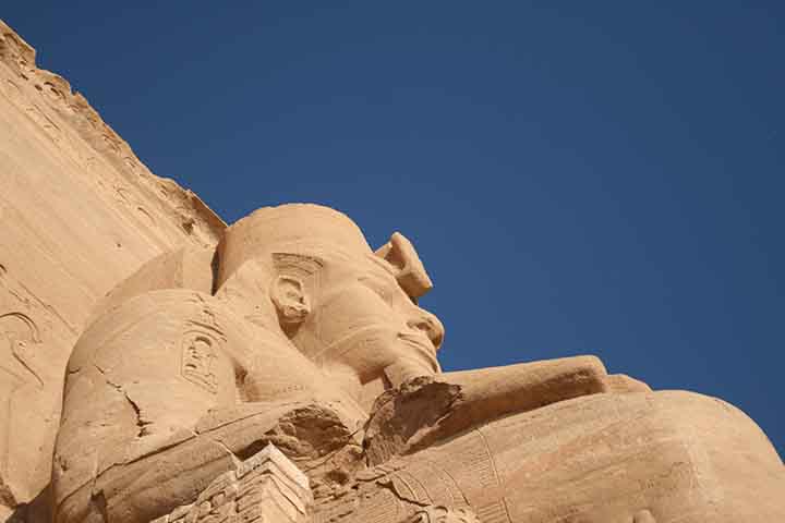 "A partir de cada descoberta, conseguimos rastrear mudanças no estilo durante o curso de seu reinado muito longo.", completou.