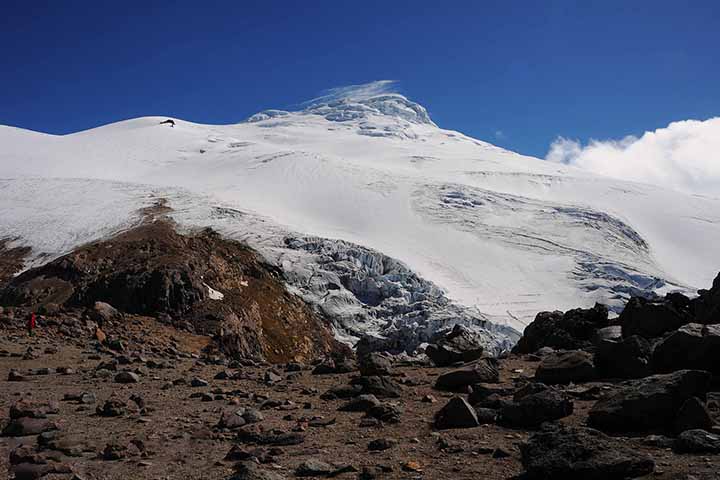 O Cotopaxi fica no Equador e tem cerca de 5.897 metros de altitude, sendo um dos vulcões ativos mais altos do mundo. Apesar de estar próximo à Linha do Equador, seu topo é coberto por neve permanente, resultado direto da grande elevação.