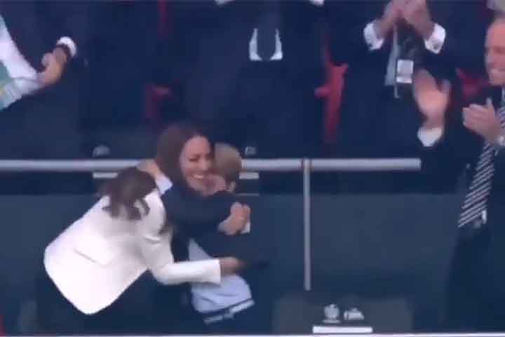 Em comunicado distribuído pelo Palácio de Kensington, que cuida da comunicação do casal, Kate reconheceu que houve manipulação na imagem. No entanto, a princesa de Gales afirmou que ela mesma fez a edição da foto, em que aparece sentada e rodeada pelos três filhos -- segundo o palácio, o príncipe William fez a foto. Kate, então, declarou que de vez em quando experimenta edições, como muitos fotógrafos amadores e pediu desculpas por qualquer confusão que a foto tenha causado.- Reprodução de vídeo Flash!
