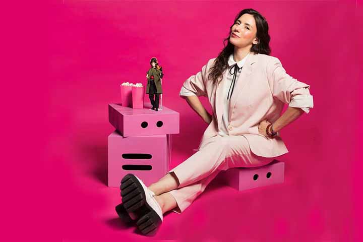 Nascida na Cidade do México, Avilés estudou artes cênicas com Ximena Escalante e José Caballero, e roteiro de cinema com Beatriz Novaro e Paula Marcovich. Depois de dirigir alguns curtas, ela estreou no cinema em 2018 com The Chambermaid, que estreou no 43º Festival Internacional de Cinema de Toronto.-Divulgação Mattel
