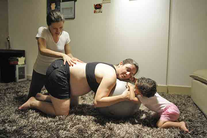 Doulas - São profissionais que dão suporte físico e emocional para mulheres durante todo o período de gravidez até o parto. Porém, em 2022, o Plenário do Confresso Brasileiro aprovou a PL 3.946/2021, que traz as regras e requisitos para o exercício da profissão. Então, é possível que, aos poucos, essa atividade ganhe adeptos no Brasil. 