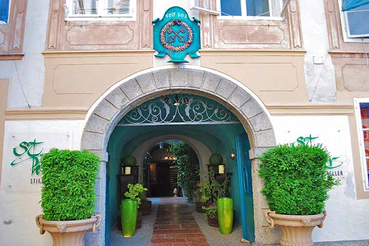 6º lugar: Stiftskeller St. Peter - Restaurante austríaco que é considerado o mais antigo da Europa central. Fundado em 803, tem mais de 1.200 anos de atividade. 

