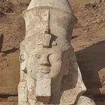 Parte de estátua de calcário de Ramsés II desenterrada por missão arqueológica - Ramsés - Divulgação