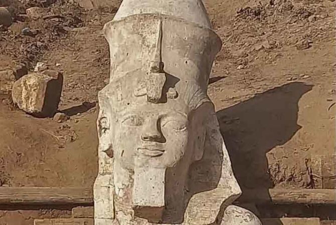 Parte superior de estátua gigante de Ramsés II é descoberta no Egito