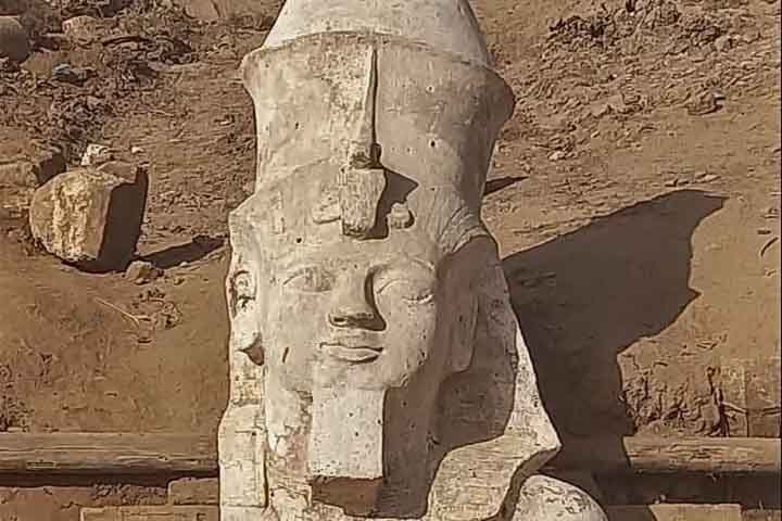 Parte de estátua de calcário de Ramsés II desenterrada por missão arqueológica - Ramsés - Divulgação