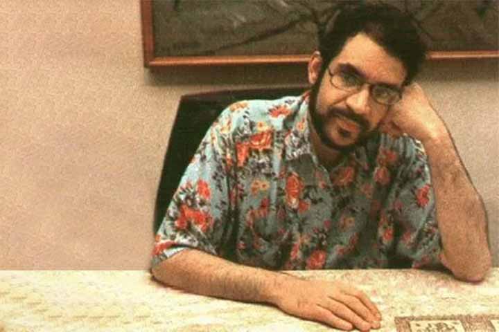 Aos 15 anos, foi acometido por uma grave e rara doença óssea chamada epifisiólise, que o deixou seis meses acamado. Nesse período, estabeleceu uma forte relação com a música e a poesia.
