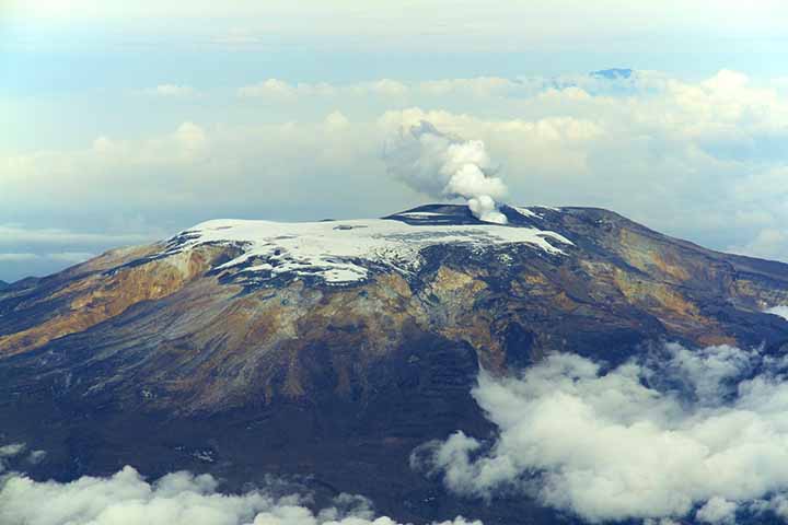 Além disso, o Nevado del Ruiz é conhecido por sua atividade vulcânica e pela presença de geleiras, que cobrem parte do cume. Essas massas de gelo vêm diminuindo ao longo das últimas décadas, mas ainda garantem o visual nevado característico dessa montanha.