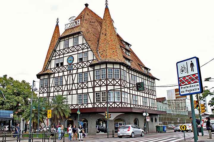 O projeto de lei para conceder a honraria a Blumenau foi proposto por Décio Lima (PT) em março de 2014, quando ele era deputado federal. Ele foi prefeito do município de 1997 a 2000 e de 2001 a 2004. Com a aprovação, a cidade pode usar oficialmente o título.