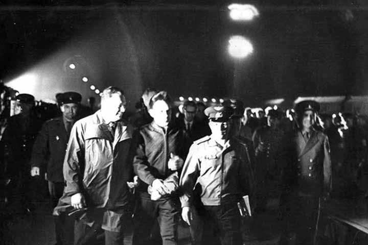 Komarov era piloto de testes da Força Aérea, engenheiro aeroespacial e se tornou cosmonauta em 1960, Esteve no primeiro grupo de homens selecionados para o programa espacial soviético, junto com Yuri Gagarin e Gherman Titov, os dois primeiros homens em órbita da Terra.