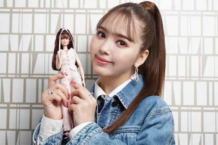 Outra mulher inspiradora homenageada com uma Barbie é a modelo e tarento japonesa, nascida na Nova Zelândia, Nicole Fujita. Ela é representada pela agência de talentos Oscar Promotion e atualmente atua em Tóquio, assim como é exclusiva da revista de moda ViVi.- Divulgação Mattel