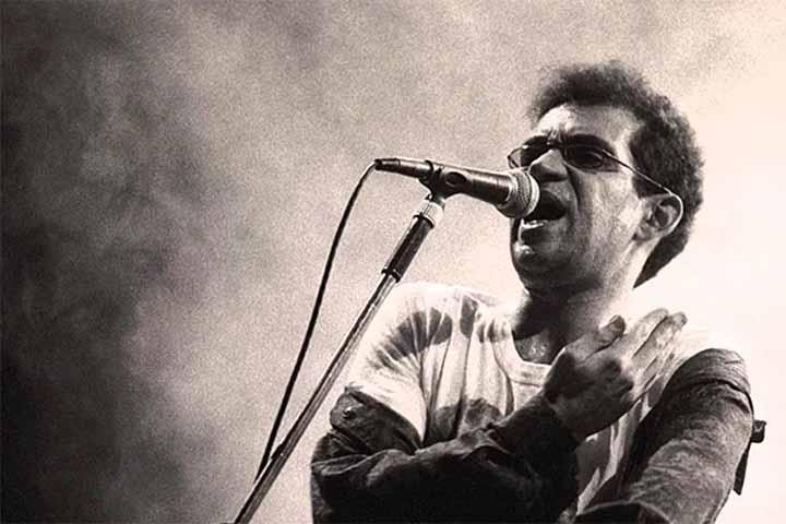 Porém, o disco de maior sucesso comercial da banda liderada por Renato Russo foi “As Quatro Estações”, de 1989, que vendeu mais de 2,5 milhões de cópias. Entre suas faixas estão “Pais e Filhos”, “Quando o Sol Bater na Janela do Teu Quarto” e “Meninos e Meninas”. 


