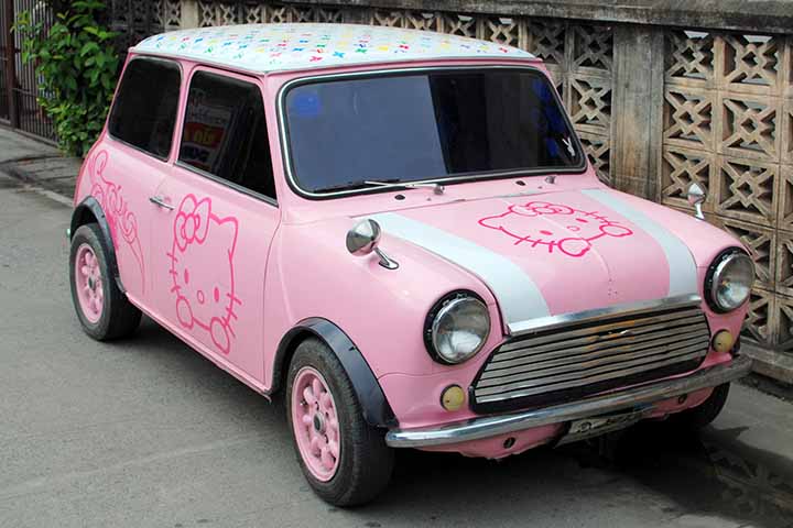 A personagem também já foi alvo de parcerias com marcas de luxo, como a Simmons Jewelry Co. e a Louis Vuitton, que lançou um carro, chamado "Hello Kitty Mini".