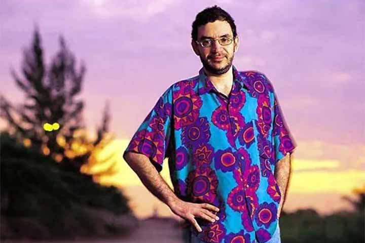 Renato Russo foi professor de língua e literatura inglesa por três anos e também se dedicou à profissão de repórter e apresentador de um programa de rádio quando cursava jornalismo na Universidade de Brasília.
