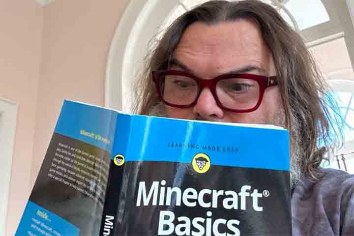 "Apenas introduzindo-o no universo de Minecraft. Voltando a ele, porque eu joguei anos atrás, porque meus filhos gostavam muito disso e eu queria falar a língua deles", disse à IGN. - Instagram @jackblack