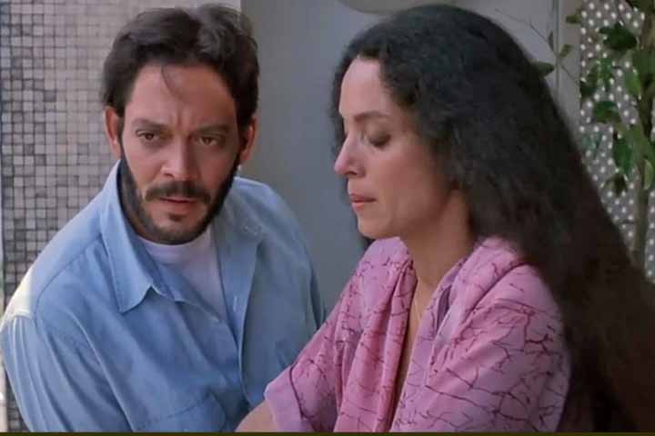 Sônia Braga tem uma longa e frutífera carreira internacional. Essa trajetória fora do Brasil iniciou-se em 1985, quando a atriz ganhou destaque em “O Beijo da Mulher Aranha”, dirigido pelo argentino naturalizado brasileiro Hector Babenco (1946-2016). 

