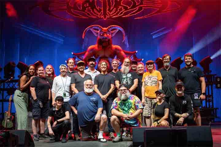 Black é o vocalista do grupo de rock Tenacious D. A popularidade da banda deve-se principalmente ao estilo nada ortodoxo e humorístico das canções compostas por Black e Kyle Gass. -  Instagram @jackblack