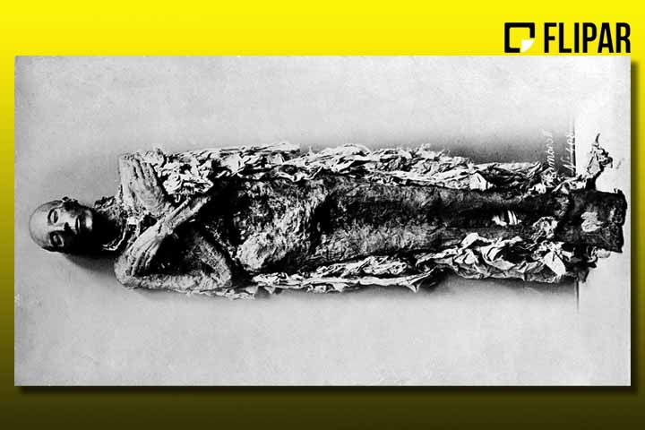 A múmia do faraó foi encontrada num túmulo coletivo de Deir Elbari no ano de 1881. Em 1885, a mesma foi colocada no Museu Egípcio do Cairo onde permanece até hoje