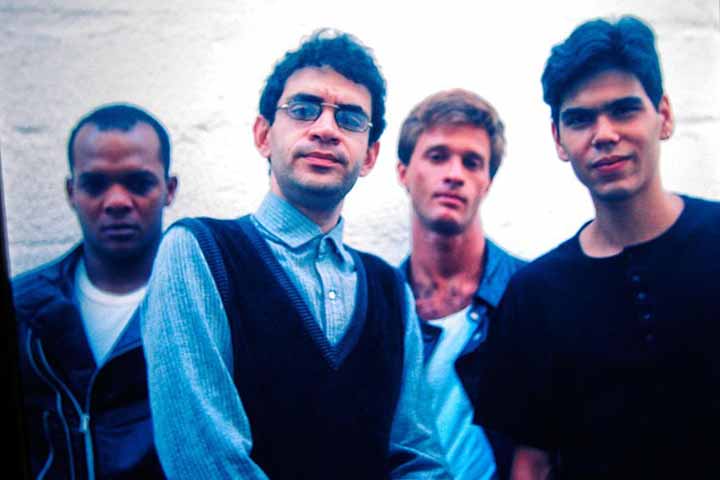 A Legião Urbana foi criada por Renato Russo e o baterista Marcelo Bonfá. Em sua formação mais conhecida, a banda contou com o guitarrista Dado Villa-Lobos e o baixista Renato Rocha. 
