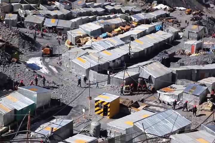 A falta de infraestrutura básica, como água potável, saneamento e sistema de saúde adequado, agrava a situação.