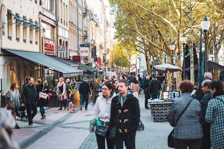 Os idiomas oficiais de Luxemburgo são: luxemburguês, francês e alemão.