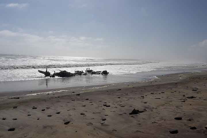 Um documentário da década de 1990 sobre o MV Dunedin Star, perdido na mesma praia a quilômetros de distância, também apresentou o Bohlen. - Flickr rajarajaraja