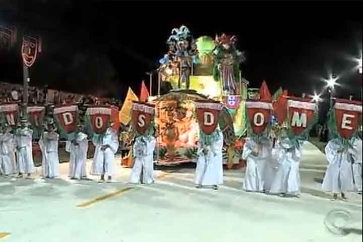 O Carnaval no Rio Grande do Sul é uma celebração que mistura tradições locais com influências de outras regiões do Brasil. A capital, Porto Alegre, é conhecida pelo desfile das escolas de samba e pelos blocos de rua. -Reprodução de vídeo Globoplay