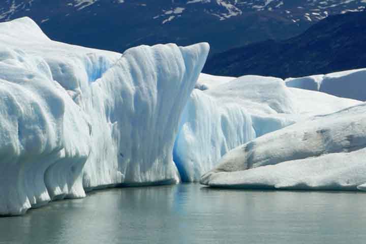 Seus campos de gelo cobrem uma extensão de 765 km². O glaciar possui uma extensão de 53,7 km, sendo o terceiro mais longo da América do Sul (após o Pio XI e o glaciar Viedma), e suas paredes alcançam a altura de 40 metros em média.- Flickr Lucila Maciel