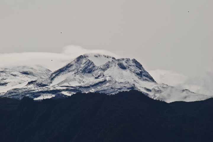 Nevado del Ruiz é um vulcão nevado (em seu cume possui neve eterna apesar de estar ativo), situado na cordilheira Central, na Colômbia, nas áreas de Caldas e Tolima. Atinge os 5.321 metros de altitude no cume e é o mais setentrional e maior desta cadeia vulcânica.- Flickr Sebastián Arango