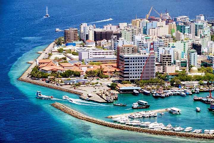 As Maldivas são a nação menos populosa da Ásia, assim como o menos populoso entre os países muçulmanos e também o menor do continente. Malé é a maior cidade e capital. Ela está localizada no extremo sul do Atol Kaafu e também é uma das subdivisões administrativas do país.