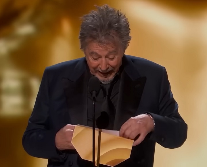 Na ausência de Pfiffer, Al Pacino, 83, conduziu sozinho a entrega do Oscar para Oppenheimer, de Christopher Nolan, que também foi premiado como melhor diretor (o filme faturou sete estatuetas, no total). A atriz divulgou que não pôde ir por 