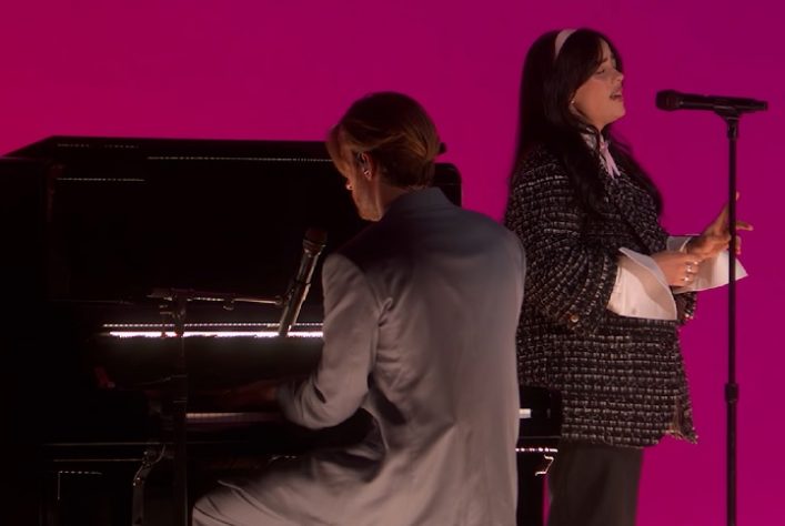 Billie Eilish e FINNEAS cantam 