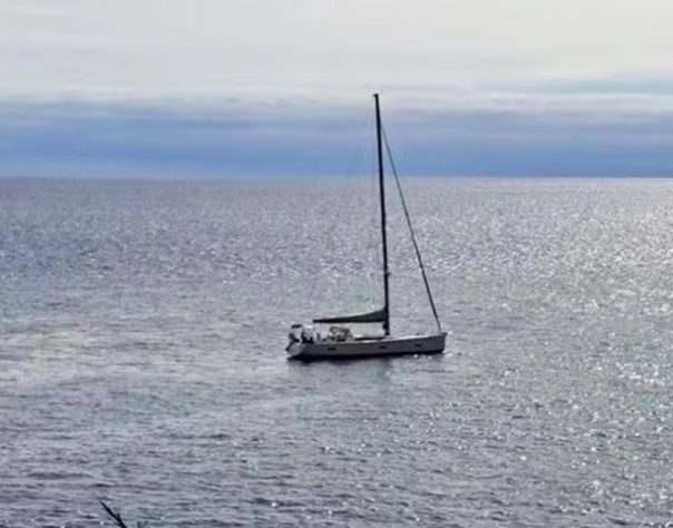 Brasileiro é resgatado após veleiro naufragar no Oceanto Atlântico