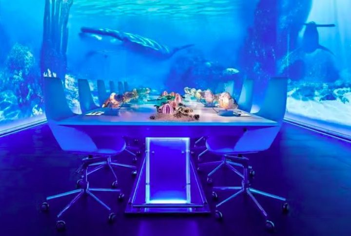 Os hóspedes são recebidos em um lounge futurista antes de serem levados à sala de jantar, que é toda equipada com projetores de última geração, alto-falantes e sistemas de iluminação.-Divulgação Sublimotion