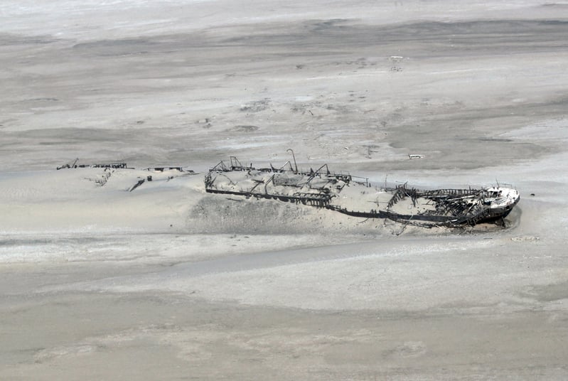 Eduard Bohlen foi um navio que naufragou em 5 de setembro de 1909 em uma espessa neblina na Costa do Esqueleto do Sudoeste Africano Alemão (atual Namíbia). Os destroços estão atualmente na areia, a 400 m (1.300 pés) da costa.-Wikimedia Commons/Anagoria 