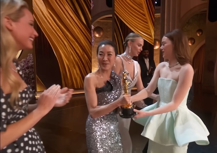 Michelle Yeoh esclarece ‘confusão’ com Emma Stone no Oscar Michelle Yeoh esclarece ‘confusão’ com Emma Stone no Oscar