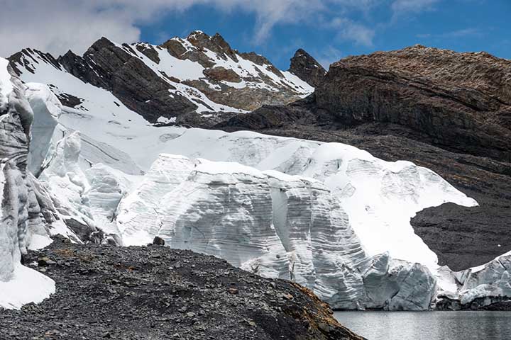 O Nevado Pastoruri é uma destas joias que serão perdidas com o tempo. Infelizmente, as mudanças climáticas têm impactado a região drasticamente, causando o derretimento da maioria dos glaciais e de parte das montanhas nevadas da Cordilheira Branca.- Psamathe/Wikimédia Commons