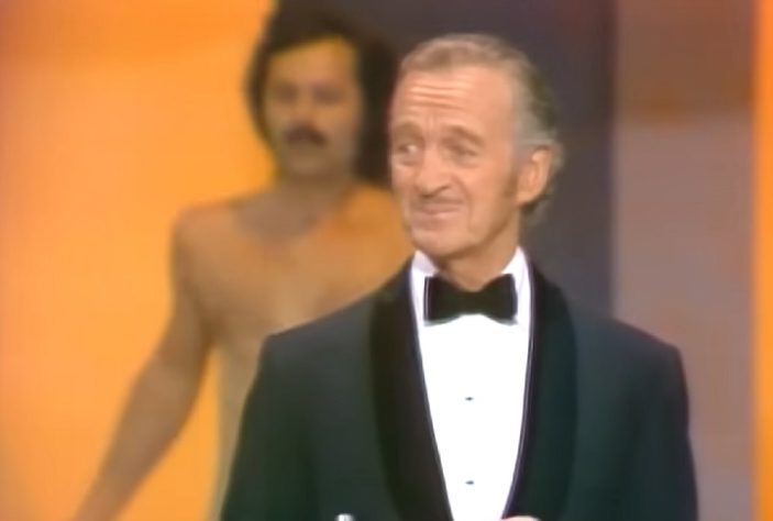 Homem nu invade palco durante cerimônia do Oscar em 1974