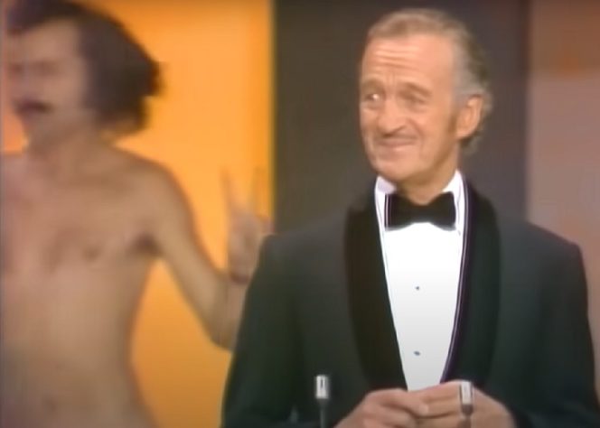 Homem nu invade palco do Oscar em 1974