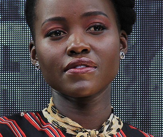 Bela e talentosa: Lupita Nyong’o é destaque em ‘Um Lugar Silencioso: Dia Um’