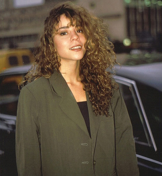 Mariah Carey é cantora, compositora, produtora musical e atriz. Ela nasceu em 1969 em Huntington, Nova York. Ela é filha de Patricia Hickey, cantora de ópera e professora de voz, e Alfred Roy Carey, engenheiro aeronáutico de ascendência afro-venezuelana.