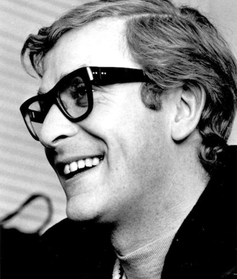 Nascido em 14/3/1933 em Londres, na Inglaterra, Michael Caine começou a carreira em 1956. Ele é uma das personalidades do mundo artístico que receberam o título de "Sir", concedido pela Monarquia Britânica. 