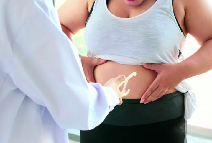 <p>Fatores como obesidade, idade avançada, uso de álcool e histórico familiar aumentam as chances de desenvolver o problema. Homens estão entre os mais afetados, mas mulheres também podem apresentar o distúrbio, sobretudo após a menopausa.</p>
