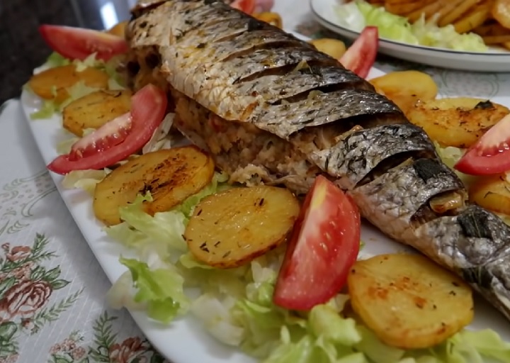 A tainha Ã© um peixe muito versÃ¡til que pode ser preparado de diversas maneiras. A mais tradicional Ã© a assada, geralmente em papel alumÃ­nio com ervas e outros temperos como batatas e ervilhas. Outras opÃ§Ãµes sÃ£o: frita, moqueca e caldo.